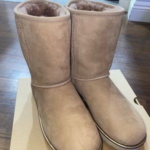 UGG BOOTS - CLASSIC SHORT SHINE (size 8) color BEACHWOOD